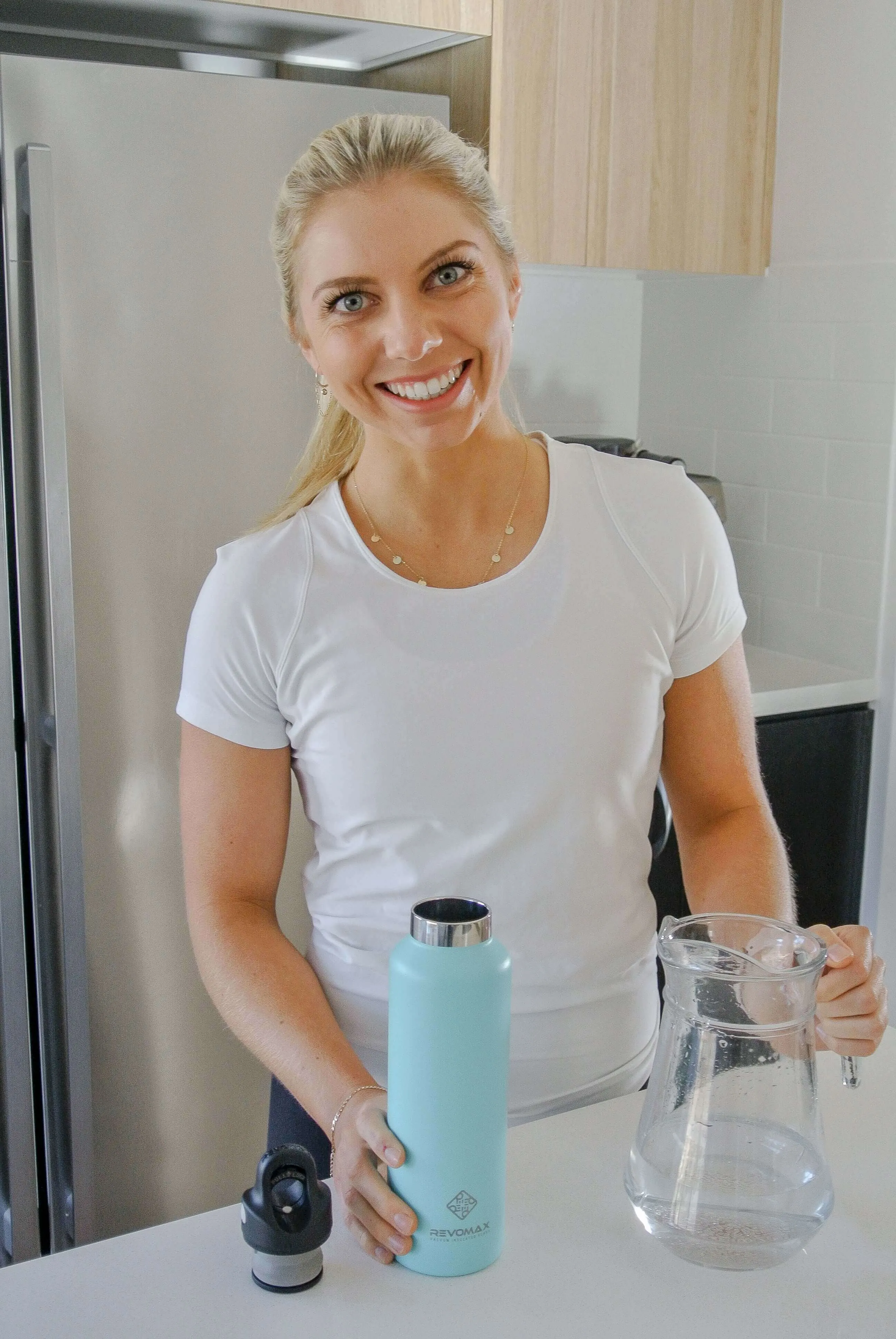 Revomax 950ml Adventure Water Bottle – Durable, Insulated & Leak-Proof Design